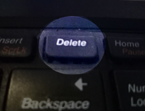 Кто нажмет "delete"?!.
 О политике и о любви писать одинаково сложно. Возможно, потому что оба понятия женского рода, глобальны в своем масштабе, сильны в символике, многогра